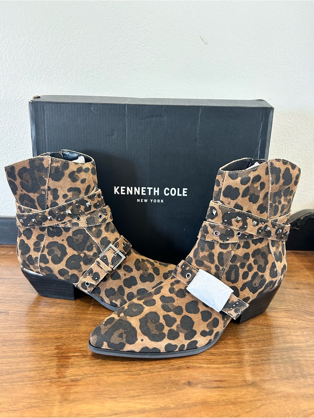 Kenneth Cole New York
Cheyenne Stud Ankle Bootie LEOPARD Women’s Sz-6.5 NEW